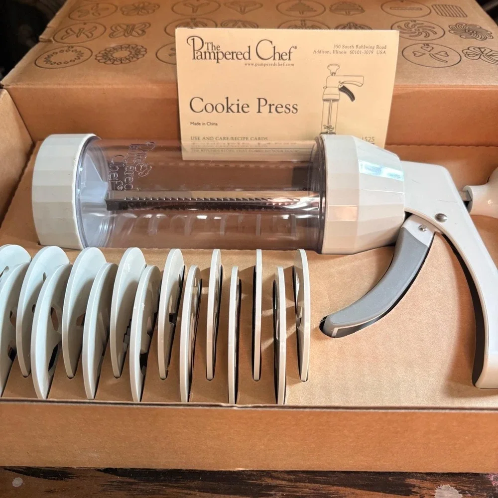 Pampered Chef Cookie Press Set Complete 16 Discs Recipe Book Box Never Used